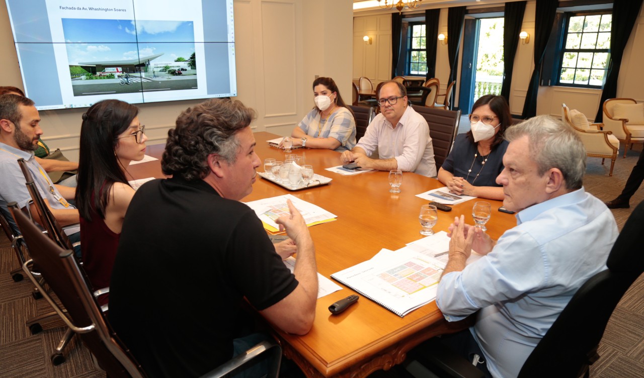grupo de pessoas em uma mesa de reunião